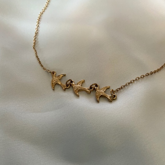dainty gold necklace with birds - Picture 2 of 2